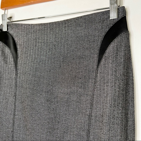 BEBE MIDI SKIRT KNEE LENGTH SIZE 0 BUSINESS CASUAL BLACK WHITE - Picture 5 of 6